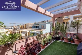 Casa adossada  Calle santo sepulcro de la quinta. Adosada en el centro de granada