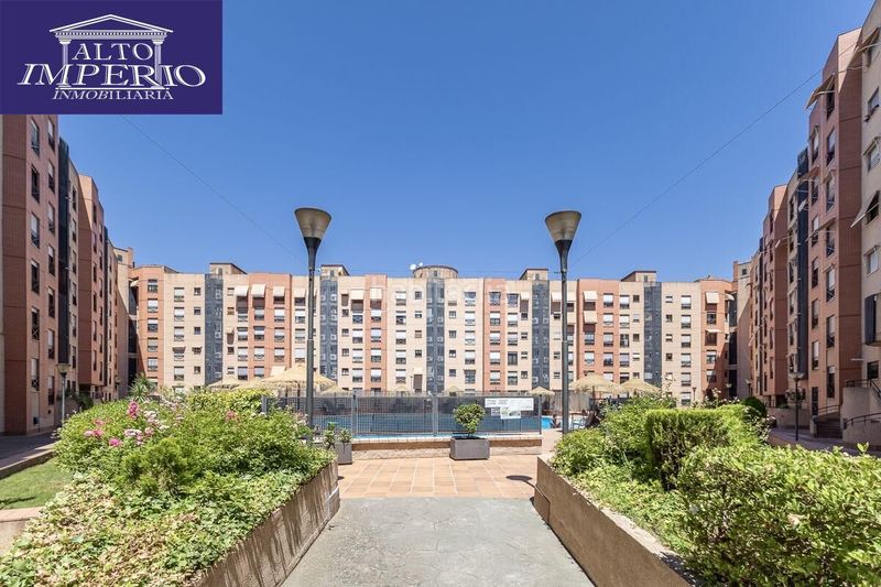 Foto f8b6481a-e67c-41e7-9995-53f0f26199eb. Pis amb calefacció aparcament piscina a Cerrillo de Maracena - Periodistas Granada