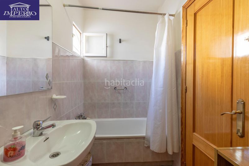 Foto 46931ada-82fc-4985-aeff-fd7894779b59. Casa adossada amb calefacció aparcament a Gójar