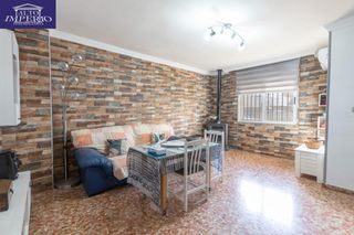 Casa a schiera in San Francisco - El Chorrillo. Precioso adosado con patio, terraza, cochera y estufa de leña en