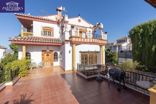 Chalet à Altos de la Zubia. Amplia casa con vistas a granada