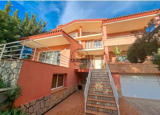 Chalet à Avinguda del rei en jaume 12. Gran villa en con bonitas vistas a la montaña