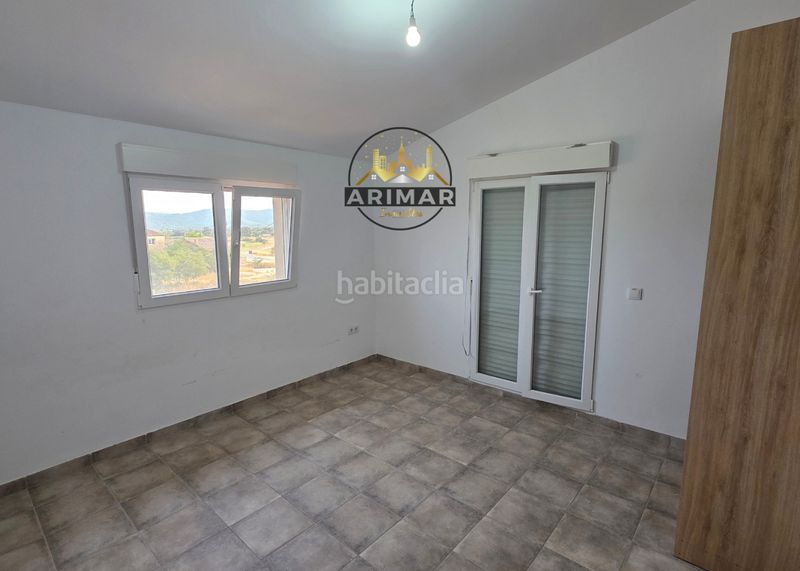 Foto 15990be6-6293-425a-a252-00143714302f. Masia amb xemeneia aparcament a Useres (les)