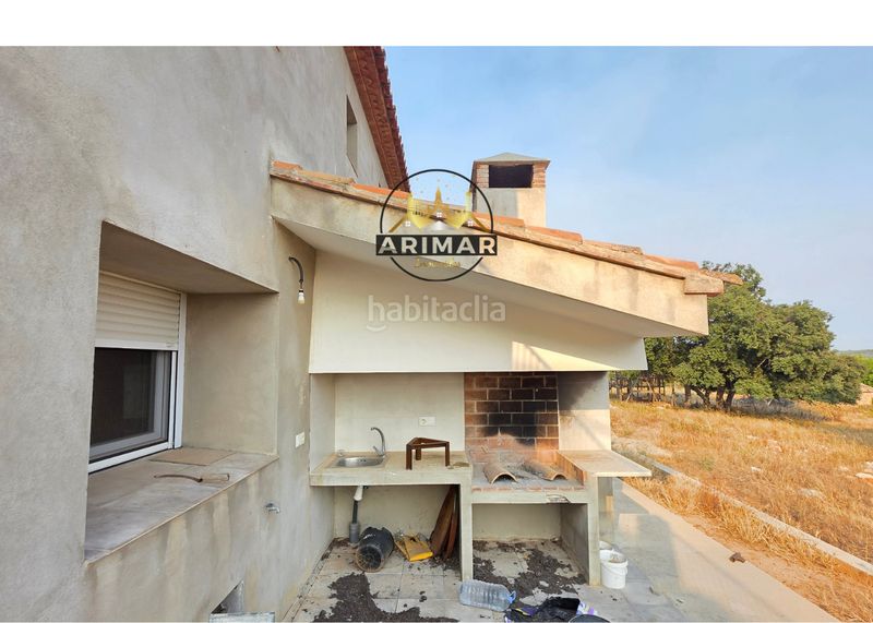 Foto 2d9165de-ecf8-4dab-b316-c6e28dee4da8. Masia amb xemeneia aparcament a Useres (les)