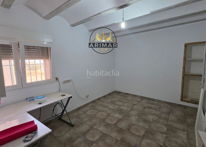Foto 48276aa9-5d17-4a3b-9194-0a5dd4a1a0b2. Masia amb xemeneia aparcament a Useres (les)