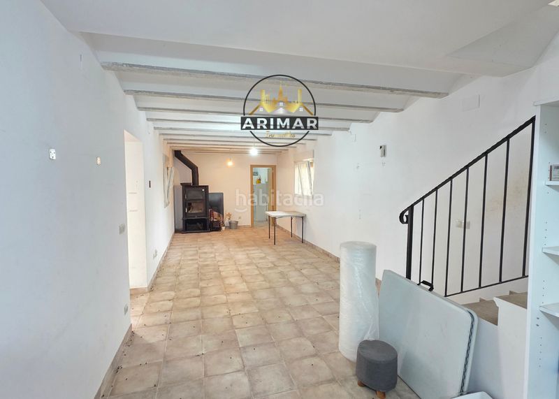 Foto 80e3b3fe-8648-4756-bca0-d8210b3693b8. Masia amb xemeneia aparcament a Useres (les)