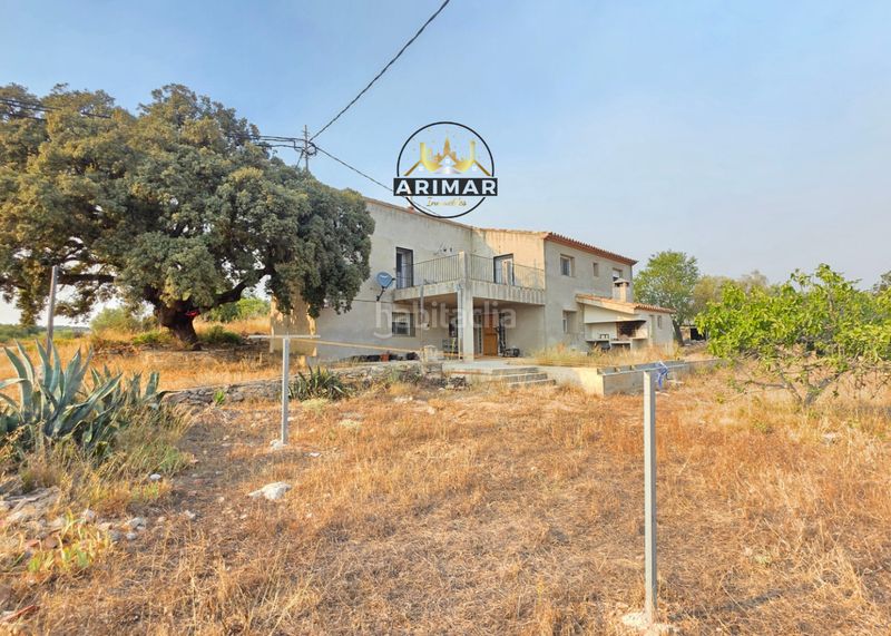Foto ac81c05a-5e58-4b98-b434-b6557ba2de81. Masia amb xemeneia aparcament a Useres (les)