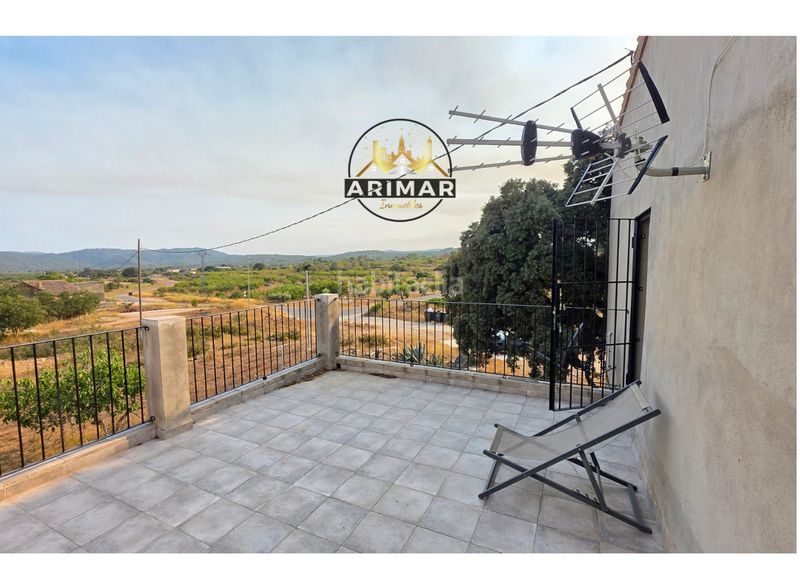 Foto e4a17a66-a776-44a5-a3e5-7488044f7311. Masia amb xemeneia aparcament a Useres (les)