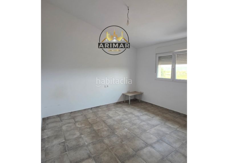 Foto f63e3bba-ca89-4690-8784-4bf7e878362d. Masia amb xemeneia aparcament a Useres (les)