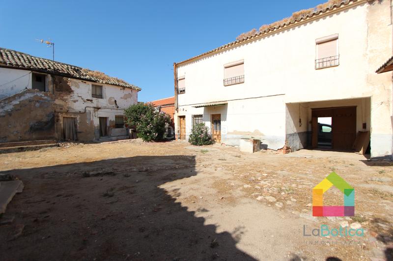 Foto ada928f1-d238-4b37-9458-77b1d3a98354. Casa adosada en Ajofrín