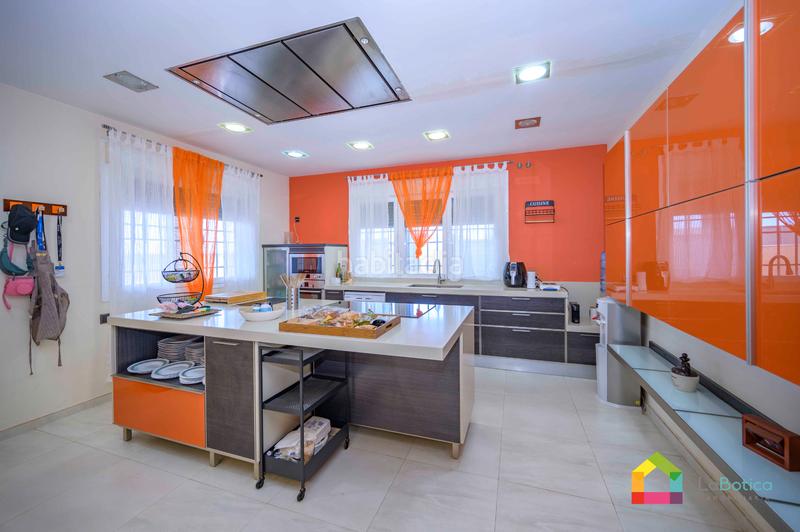 Foto 0285e9a5-18fd-4e31-829e-03dfe1a9084e. Chalet with parking pool in Carranque