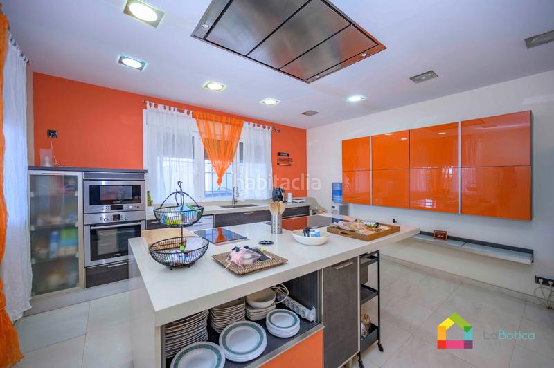 Foto 3cc0e537-9116-45ad-bd4f-8d62bf02b6e6. Chalet with parking pool in Carranque