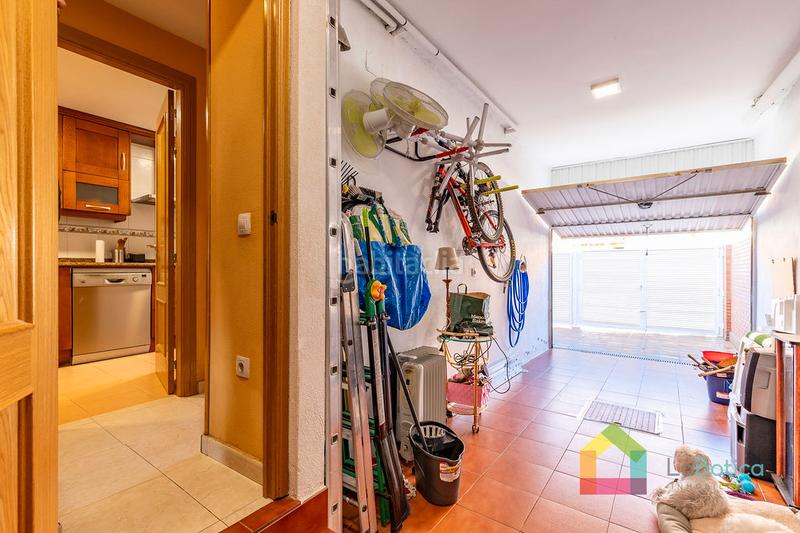 Foto ab55912e-f117-4aa2-bac5-c6d6a225d3ec. Semi detached house with fireplace heating parking pool in Toledo