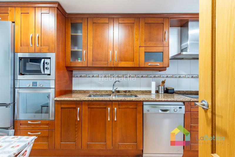 Foto ae1446f0-266d-4ef4-92a9-e1b7feceb870. Semi detached house with fireplace heating parking pool in Toledo