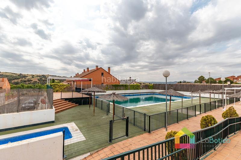 Foto aea25c95-c231-48e4-9b0d-88d17f9ab846. Semi detached house with fireplace heating parking pool in Toledo