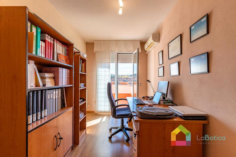 Foto c96279fd-a789-4a7f-873c-16b8fc7a4547. Semi detached house with fireplace heating parking pool in Toledo