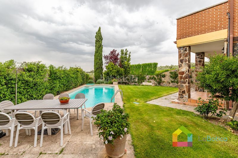 Foto 13e506e3-728d-41c7-9142-8003f9bfeb94. Casa aparellada amb calefacció piscina a Bargas