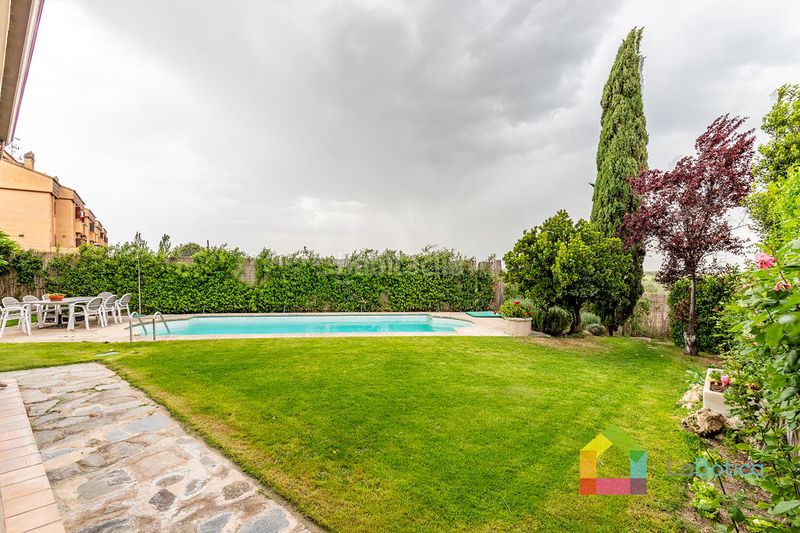 Foto 16d8be54-3570-4929-b040-ec58e66ecdbd. Casa aparellada amb calefacció piscina a Bargas