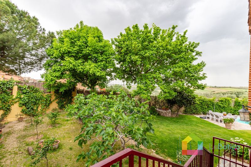 Foto 1b2ade66-8e96-4abb-b5e7-17dd2abc3861. Casa aparellada amb calefacció piscina a Bargas