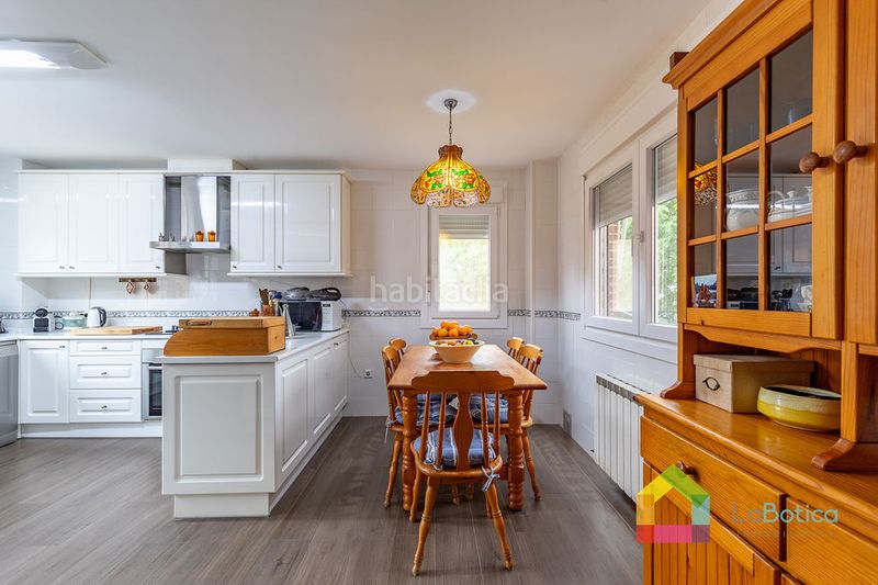 Foto 2472ab10-69b2-4355-8eff-a5155d7d18b5. Casa aparellada amb calefacció piscina a Bargas