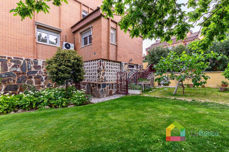 Foto 7ad4b9eb-7b1e-481c-b195-f3f7f95da360. Casa aparellada amb calefacció piscina a Bargas