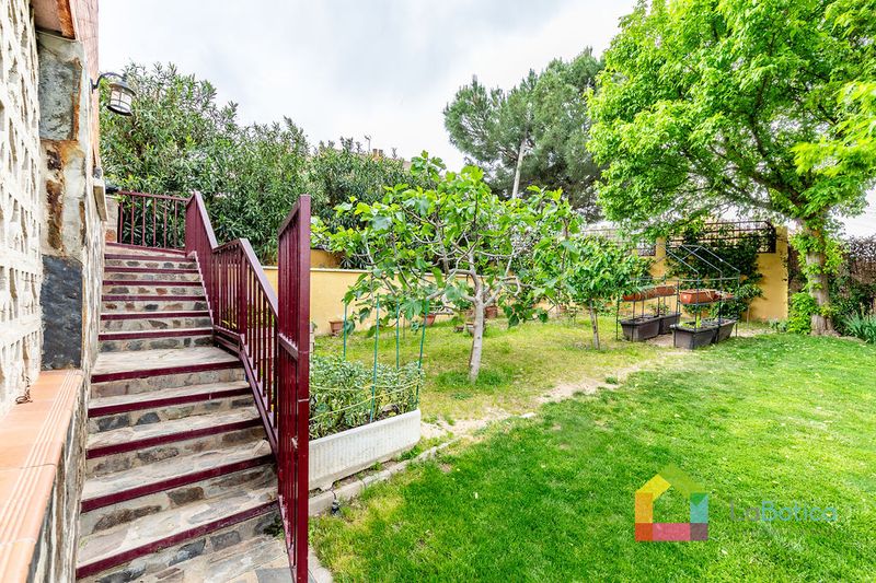 Foto a38edd12-895a-4754-8323-30a896970543. Casa aparellada amb calefacció piscina a Bargas