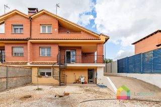Casa bifamiliare in Burguillos de Toledo. Amplio chalet pareado en burguillos de toledo con 4 dormitorios,