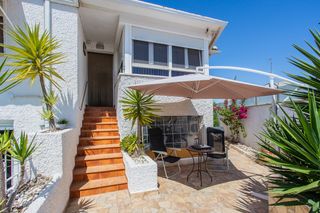 Casa aparellada a Santiago de La Ribera. Chalet con piscina privada en una de las zonas residenciales más