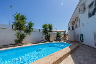 Maison jumelée à Santiago de La Ribera. Chalet con piscina privada en una de las zonas residenciales más