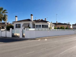 Casa bifamiliare in Santiago de La Ribera. Chalet con piscina privada en una de las zonas residenciales más