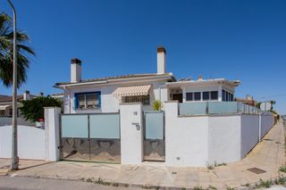 Casa bifamiliare in Santiago de La Ribera. Chalet con piscina privada en una de las zonas residenciales más