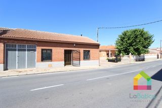 Doppelhaus in San Martín de Montalbán. Casa de planta baja con amplio patio, garaje y dependencias auxi