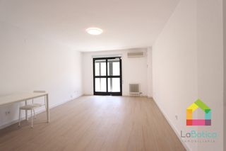 Appartamento in Buenavista-Valparaíso-La Legua. Piso totalmente reformado en ronda de buenavista