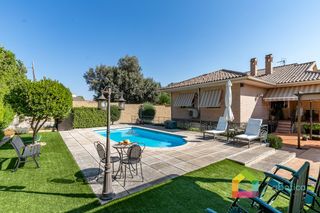 Chalet en Nambroca. Chalet independiente con piscina en parcela de más de 1.000 m² e