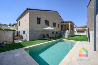 Xalet a Olías del Rey. Chalet de reciente construcción con piscina, aerotermia y amplio