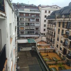 Pis  Bermingham kalea. Precioso patio de manzana, limpio , soleado y grande