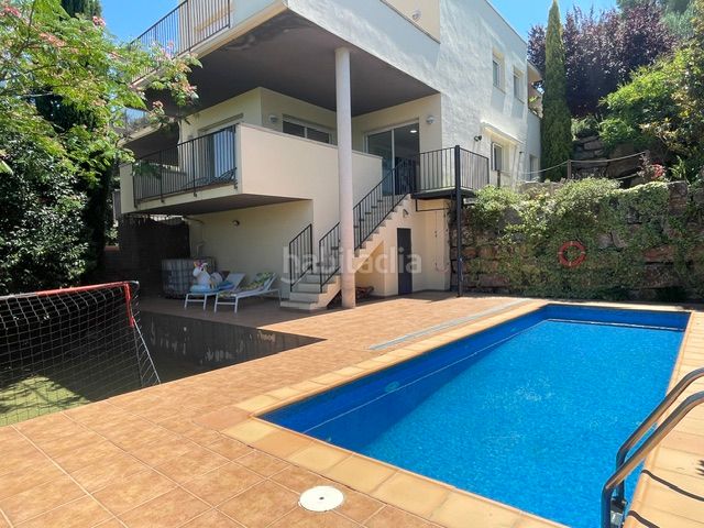 Foto 67c986ae-4aa9-4fb3-b41c-fb6aead47393. Casa aparellada amb xemeneia calefacció aparcament piscina a Viladecavalls