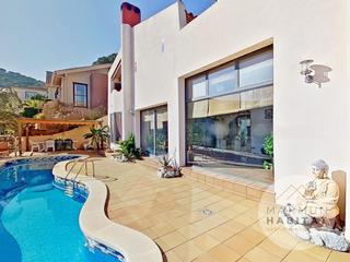 Haus in Nucli Urbà. Tu nuevo refugio con encanto y piscina en el maresme