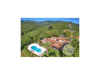 Casa a Arenys de Munt. No es una villa, son dos. y no, no se venden por separado.
