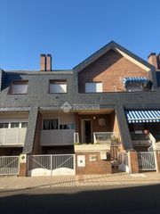 Doppelhaus in Covaresa. Casa en venta en valladolid