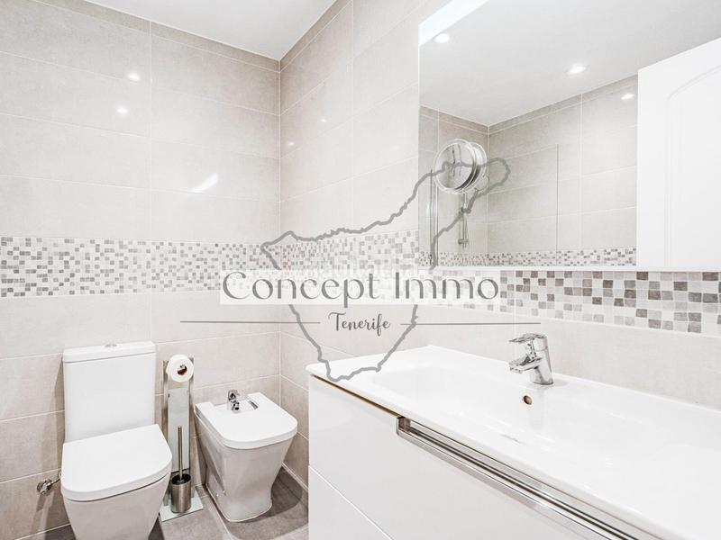 Foto 1875cdc7-2fdd-475f-a442-bf1f1e164026. Planta baja apartamento en planta baja moderno y amueblado con una gran terraza con vistas al mar y piscina! en Adeje