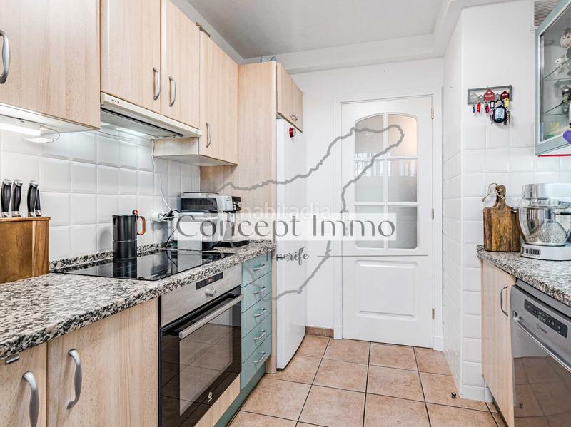 Foto 21b36296-6d0f-4f6c-b690-27ac872a3178. Planta baja apartamento en planta baja moderno y amueblado con una gran terraza con vistas al mar y piscina! en Adeje