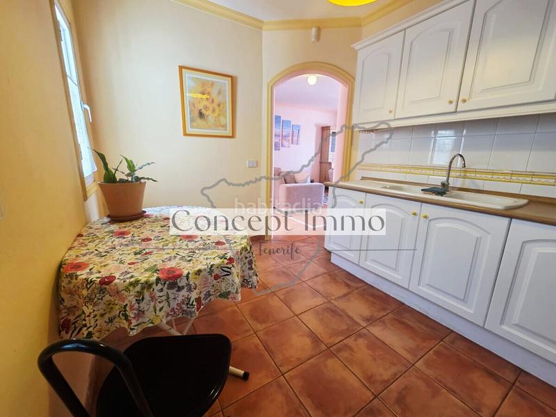 Foto 0e75692d-e9e0-443a-bc34-f1a23cd64bba. Alquiler planta baja apartamento amueblado de 1 dormitorio con un hermoso jardín privado y gran terraza con vistas al mar en Adeje