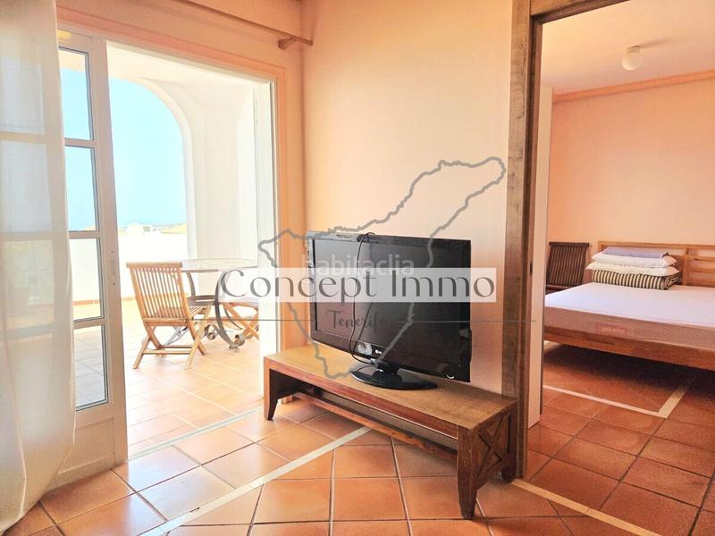 Foto 7d02b5ed-f6c0-4752-af0a-94fddb2f8013. Alquiler planta baja apartamento amueblado de 1 dormitorio con un hermoso jardín privado y gran terraza con vistas al mar en Adeje