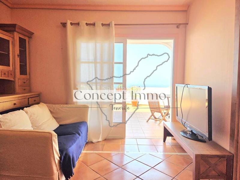 Foto af91abfb-444f-41af-b036-7854ca943ec2. Alquiler planta baja apartamento amueblado de 1 dormitorio con un hermoso jardín privado y gran terraza con vistas al mar en Adeje
