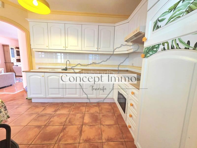 Foto ecc4c832-cc53-4149-9350-ebf97372903a. Alquiler planta baja apartamento amueblado de 1 dormitorio con un hermoso jardín privado y gran terraza con vistas al mar en Adeje