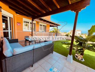 Casa in Avenida de san francisco 1. Moderna vivienda unifamiliar con jardín privado, terraza cubiert
