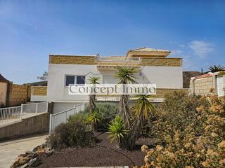 Casa  Paseo violeta segundo. Moderna y espaciosa casa con vistas al mar y un amplio garaje, a