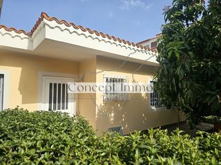 Chalet  Calle cornisa 6. Amplia casa unifamiliar de una sola planta con un jardín idílico