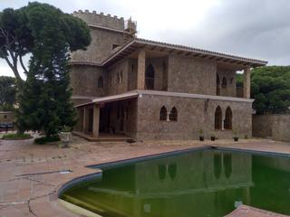Xalet a La Barrosa. Villa castillo